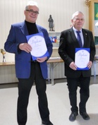 SAL: hopeisen ansiomerkin saajat Pekka Pasanen ja Kurt Wallden...