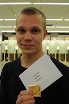 Järjestävän seuran,Turun Seudun Ampujien Konsta Kivi siirtyy vuoden vaihteessa miesten sarjaan. Alkukilpailun tulos 569 riittää miestenkin sarjassa Suomessa kärkipäähän.