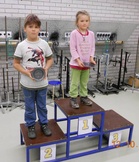 Nuorena se on aloitettava tuumaavat SaSA:n ilmakiväärin sarjan IT8 mitalistit. Vas. Jani Manelius ja Olga Lähteenmäki