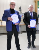 SAL: hopeisen ansiomerkin saajat Pekka Pasanen ja Kurt Wallden...