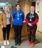 25m vakiopistoolin mitalikolmikko. Vas. Sonja Aaltonen mestaritar Elina Silver ja Marja-Liisa Tahvanainen.